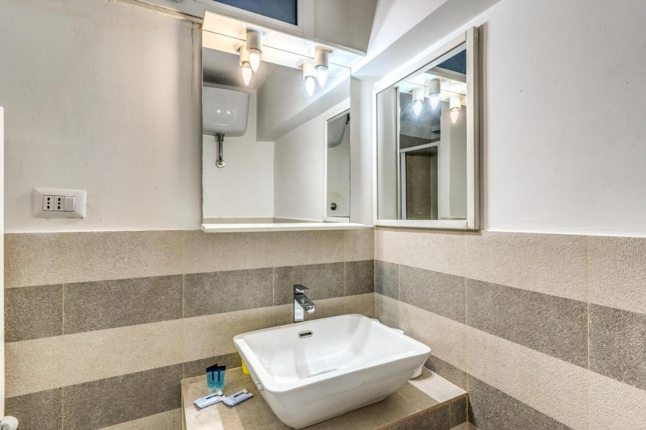 Lovely Spacious Apartment Near The Colosseum Rom Exteriör bild